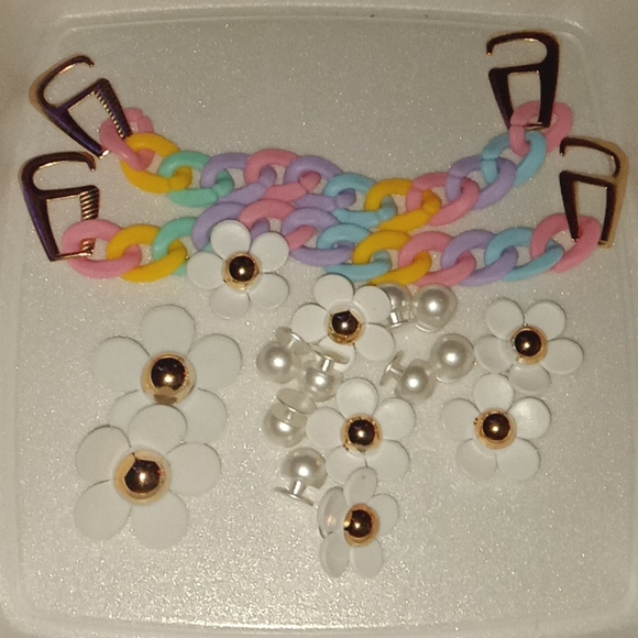 Daisy and pearl style croc charms with chain - Picture 1 of 1